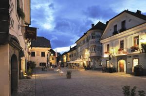 F012546 radovljica trgzvecer miran kambic photo s